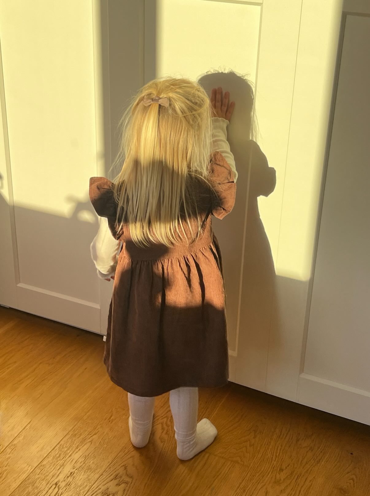 Fløjlskjole med flæser - chocolate brown